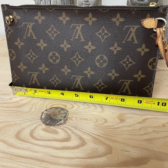 Louis Vuitton Neverfull pouch, wristlet - Picture 6 of 10